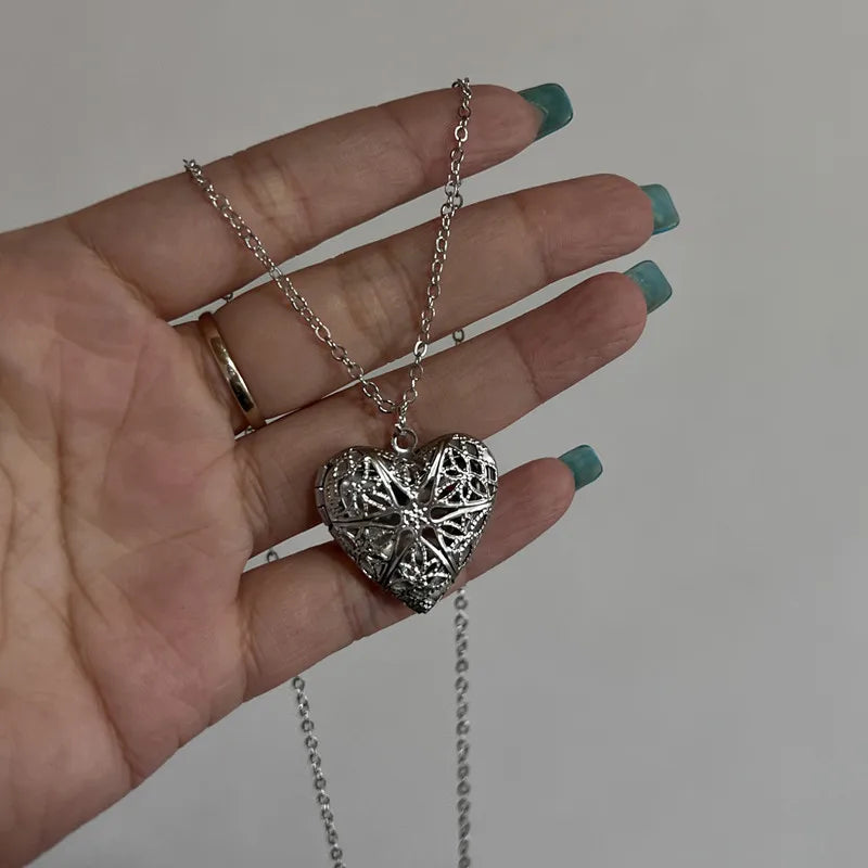 Pendentif médaillon en forme de cœur romantique, ouvrable, couleur argent, cadre Photo en acier inoxydable, collier à breloques pour femmes et hommes, bijoux cadeau