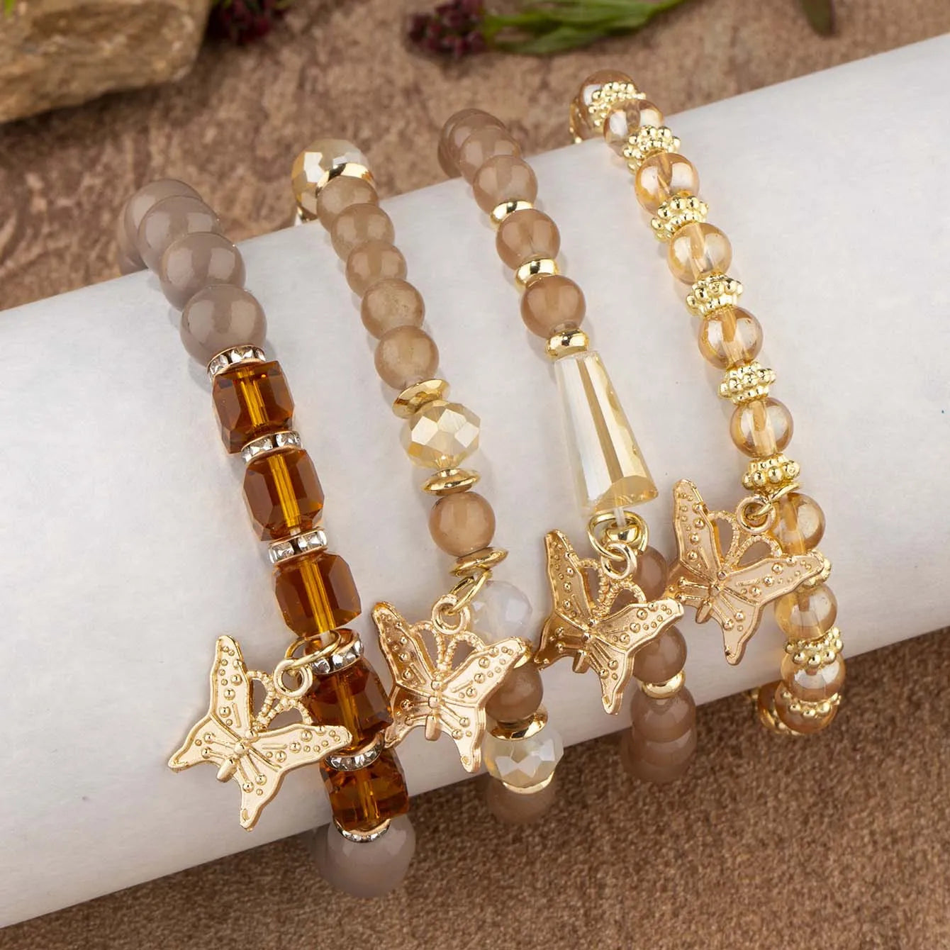 Ensemble de bracelets en perles papillon pour femmes, 4 pièces, tendance, perles acryliques roses, chaîne élastique, bohème, bijoux de fête, cadeau