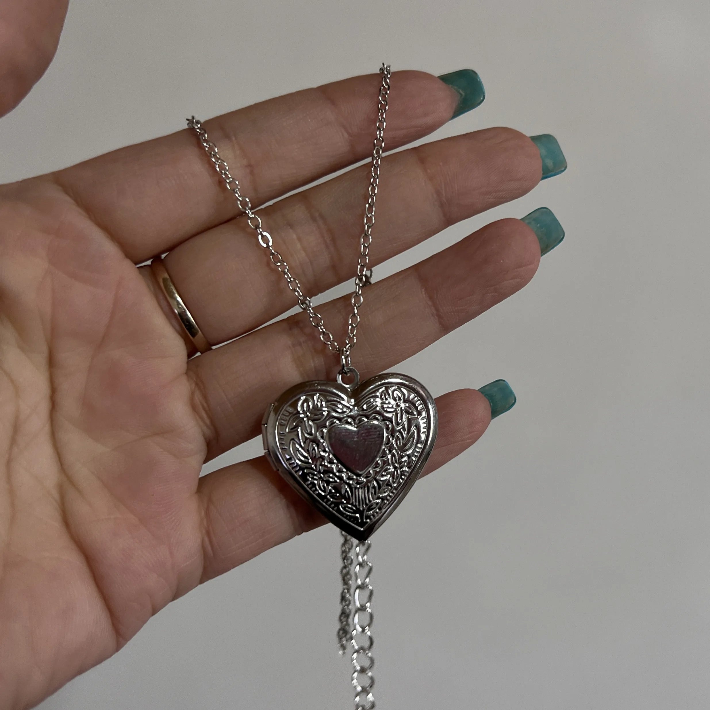 Pendentif médaillon en forme de cœur romantique, ouvrable, couleur argent, cadre Photo en acier inoxydable, collier à breloques pour femmes et hommes, bijoux cadeau